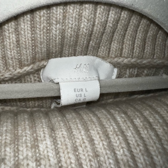 H&M Turtle Neck cropped sweater - Picture 7 of 7